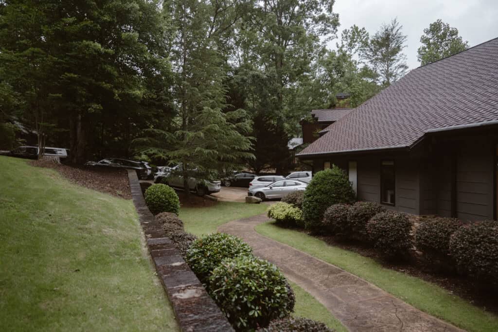 A cabin and cars parked in the parking lot. 
